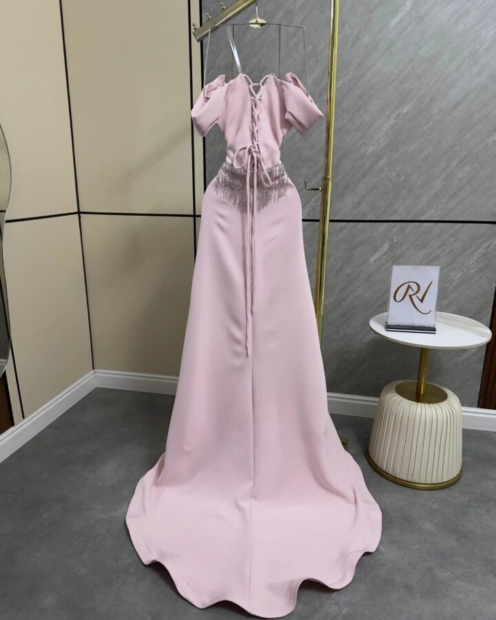 فستان سهرة وردي أنيق بخصر مطرز وذيل كلوش – إطلالة ناعمة تسحر الحضور