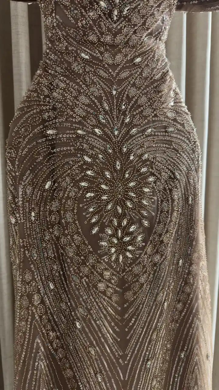 فستان سهرة بني فاخر بقماش تل الخرز المطرز وبطانة التفته - إطلالة فخمة وأناقة ملكية - Image 3