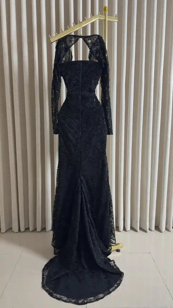 فستان سهرة أسود فاخر بقماش الدانتيل المطرز بالخرز وبطانة التفته - إطلالة ملكية ساحرة