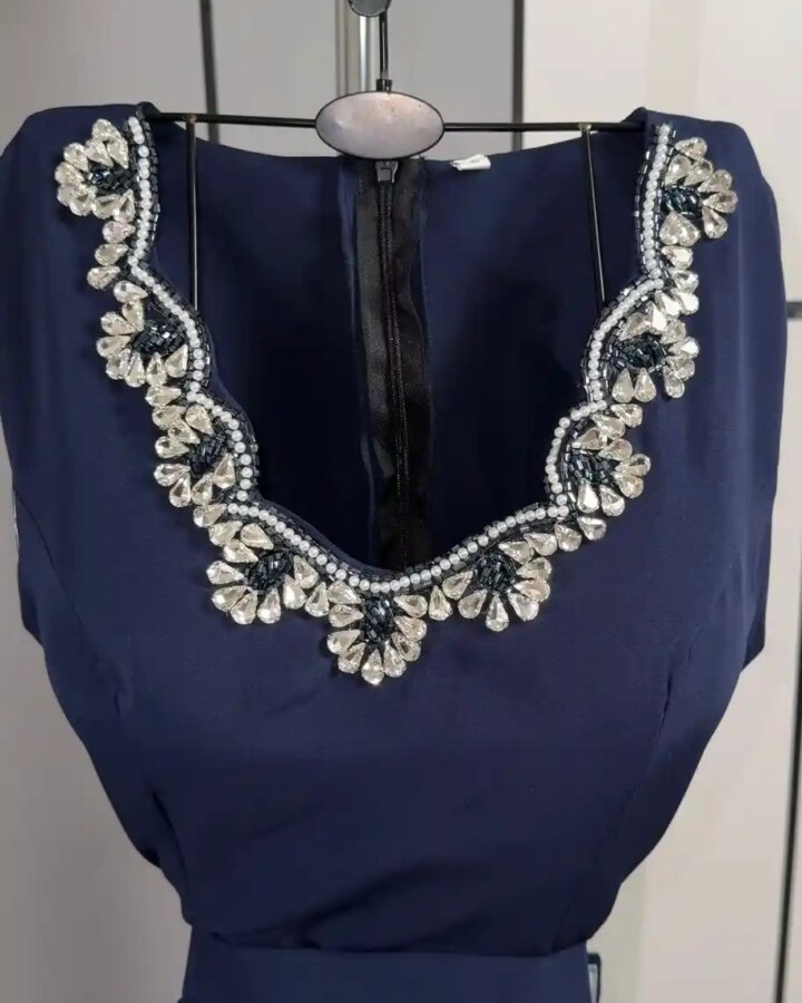 فستان سهرة كحلي باربي بتطريز يدوي فاخر وذيل جانبي – فخامة أنثوية ساحرة