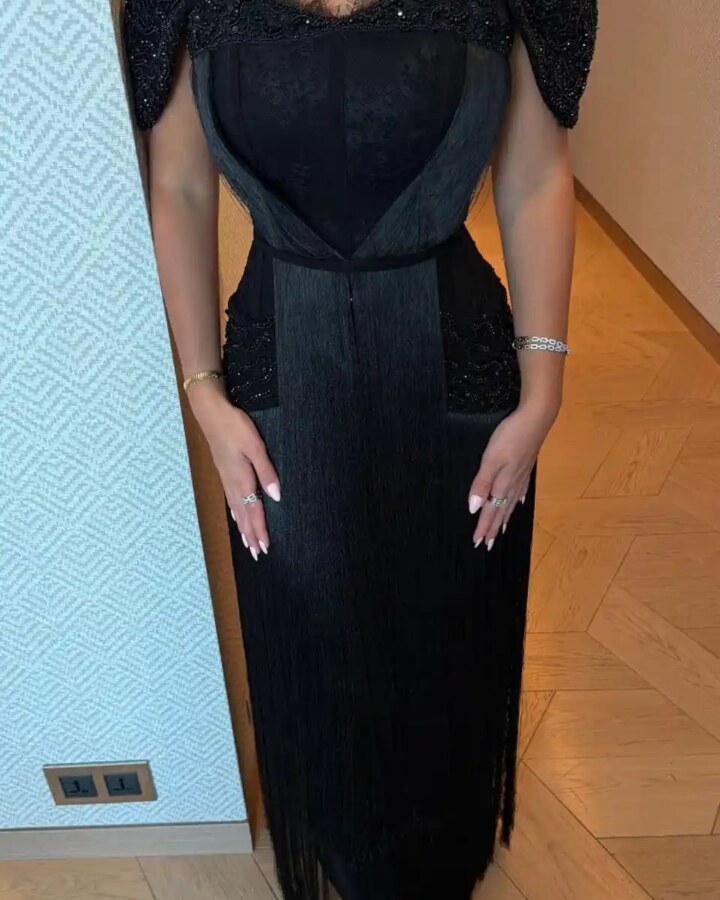 فستان سهرة أسود دانتيل باربي بتطريز يدوي وهدب راقي