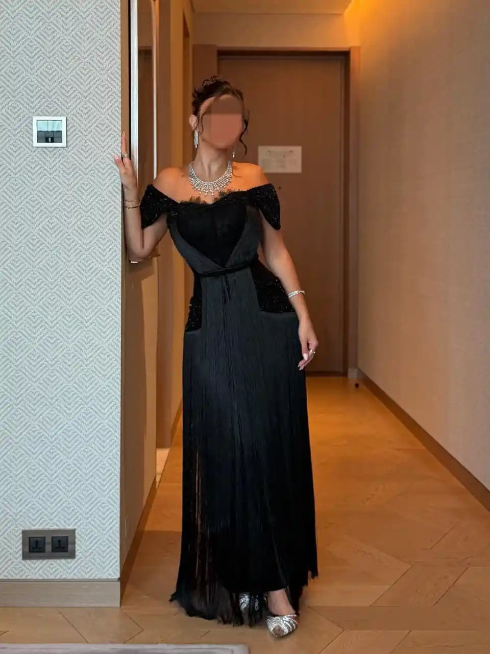 فستان سهرة أسود دانتيل باربي بتطريز يدوي وهدب راقي