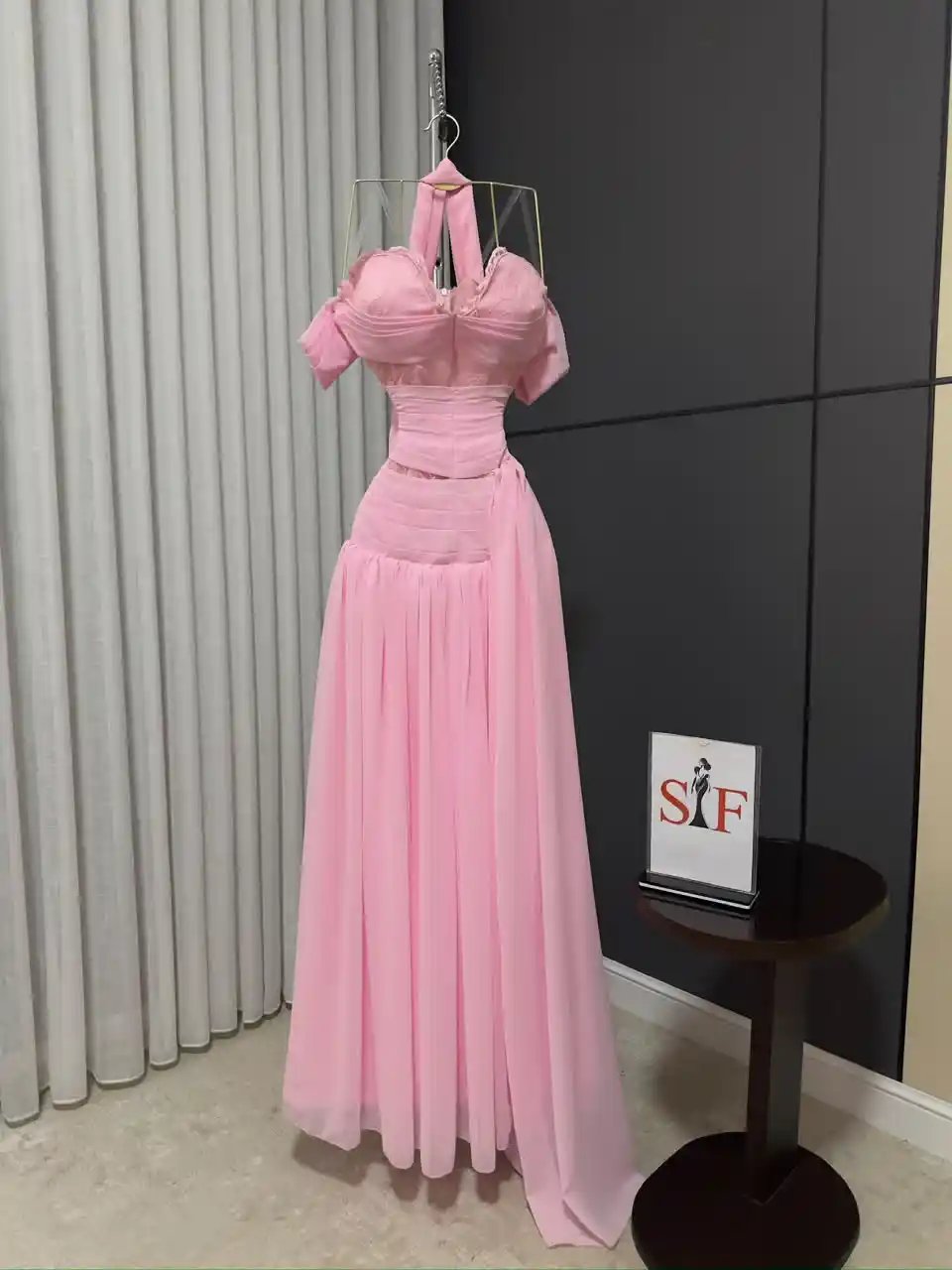 فستان سهرة جورجيت ودانتيل فخم باللون الوردي الزاهي - Image 3