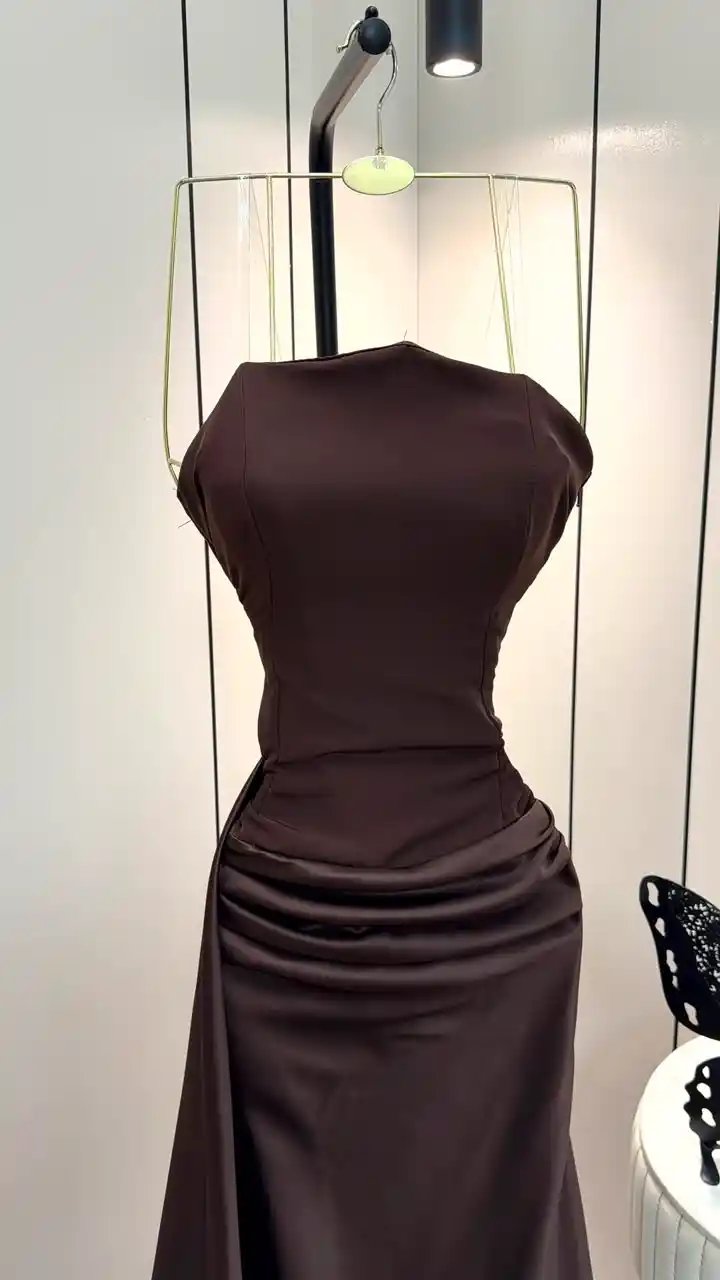 فستان سهرة بني أنيق من التفتا الاسترتش وقماش باربي - Image 4