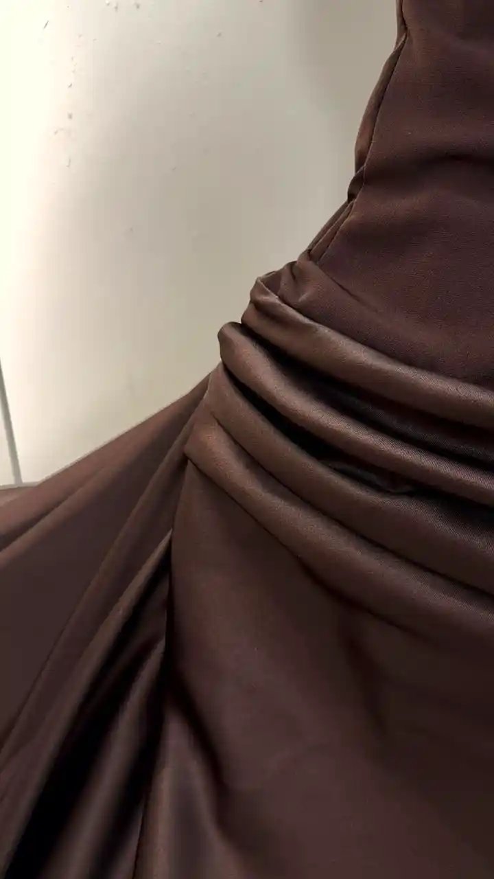 فستان سهرة بني أنيق من التفتا الاسترتش وقماش باربي - Image 3