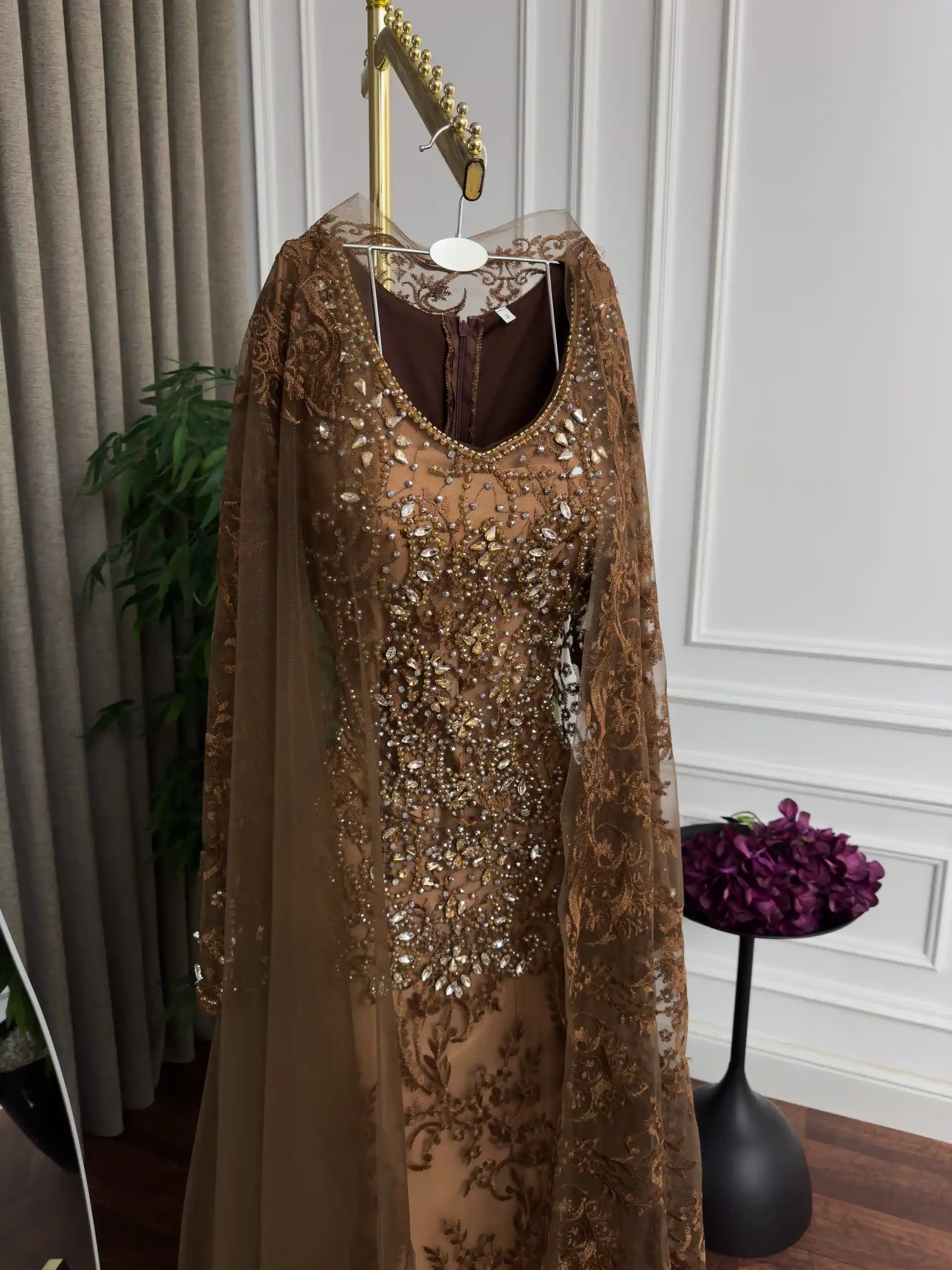 جلابية سهرة دانتيل بني مع تطريز يدوي فاخر - إطلالة ملكية ساحرة - Image 5