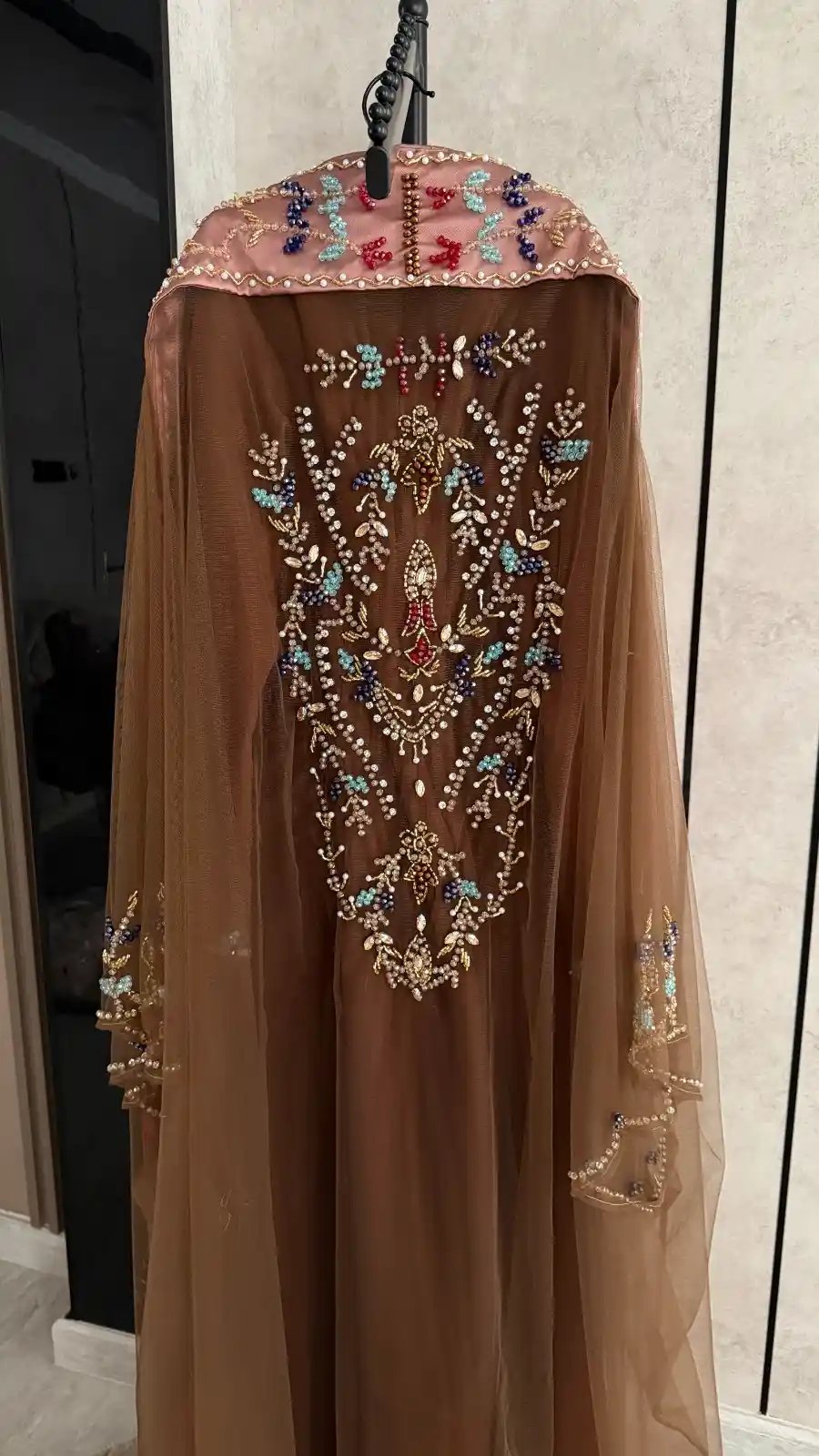 جلابية سهرة باربي وردي وبني مطرزة يدوياً - إطلالة ملكية ساحرة - Image 5