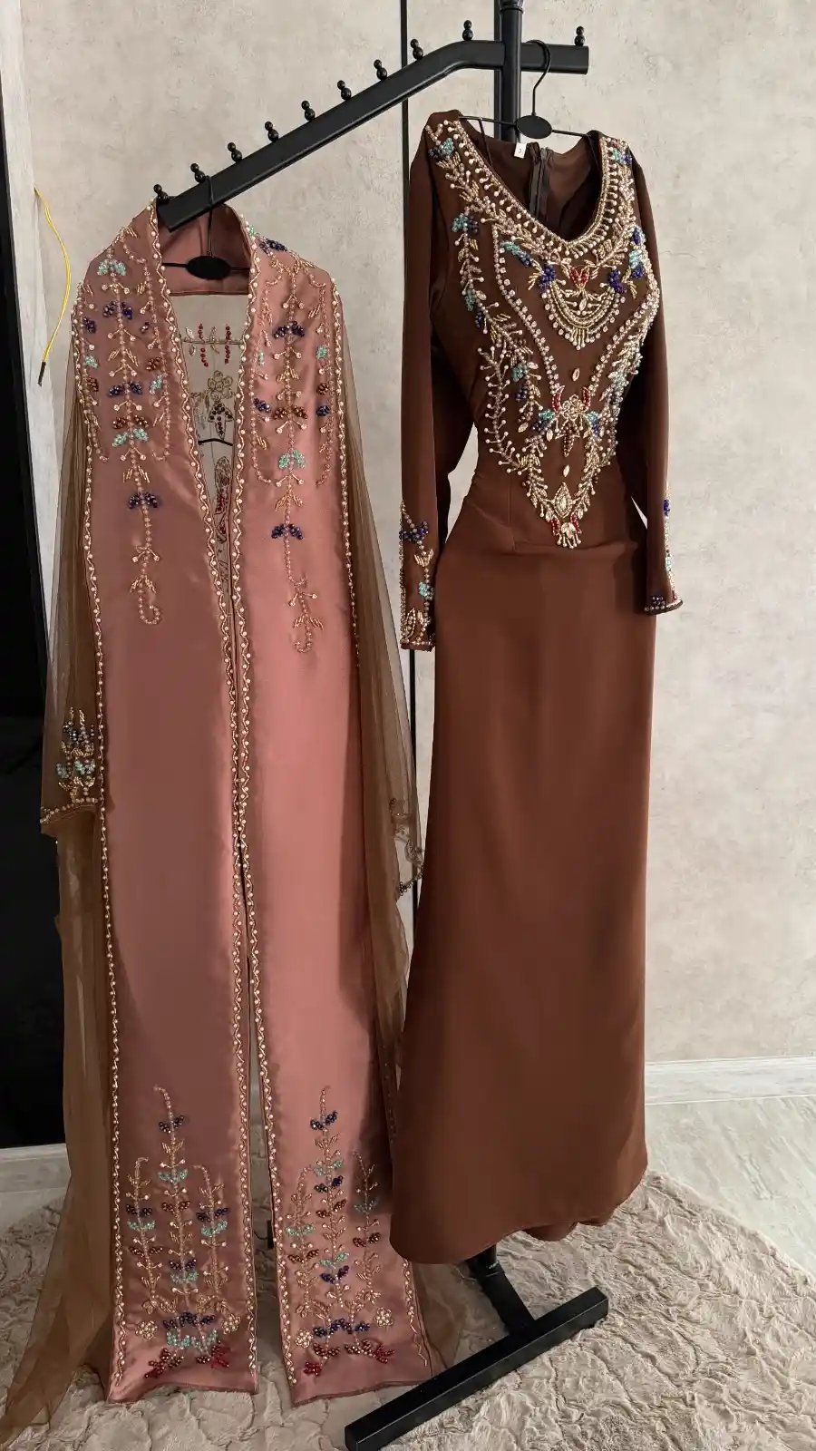 جلابية سهرة باربي وردي وبني مطرزة يدوياً - إطلالة ملكية ساحرة - Image 7