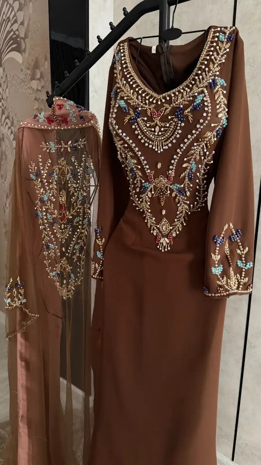 جلابية سهرة باربي وردي وبني مطرزة يدوياً - إطلالة ملكية ساحرة - Image 4