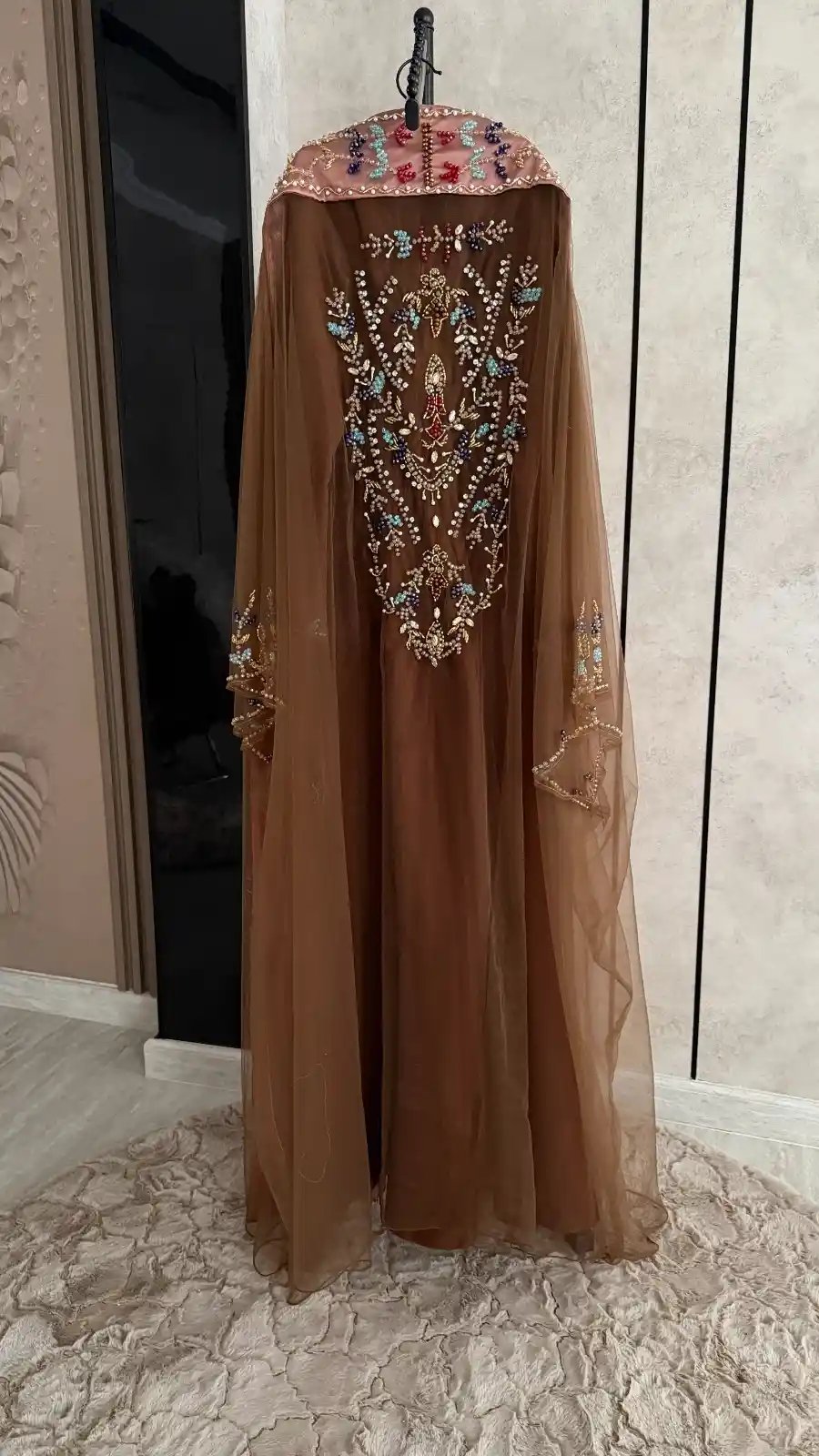 جلابية سهرة باربي وردي وبني مطرزة يدوياً - إطلالة ملكية ساحرة - Image 6