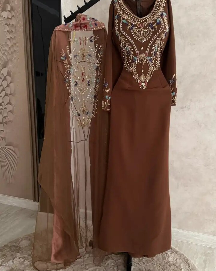 جلابية سهرة باربي وردي وبني مطرزة يدوياً - إطلالة ملكية ساحرة