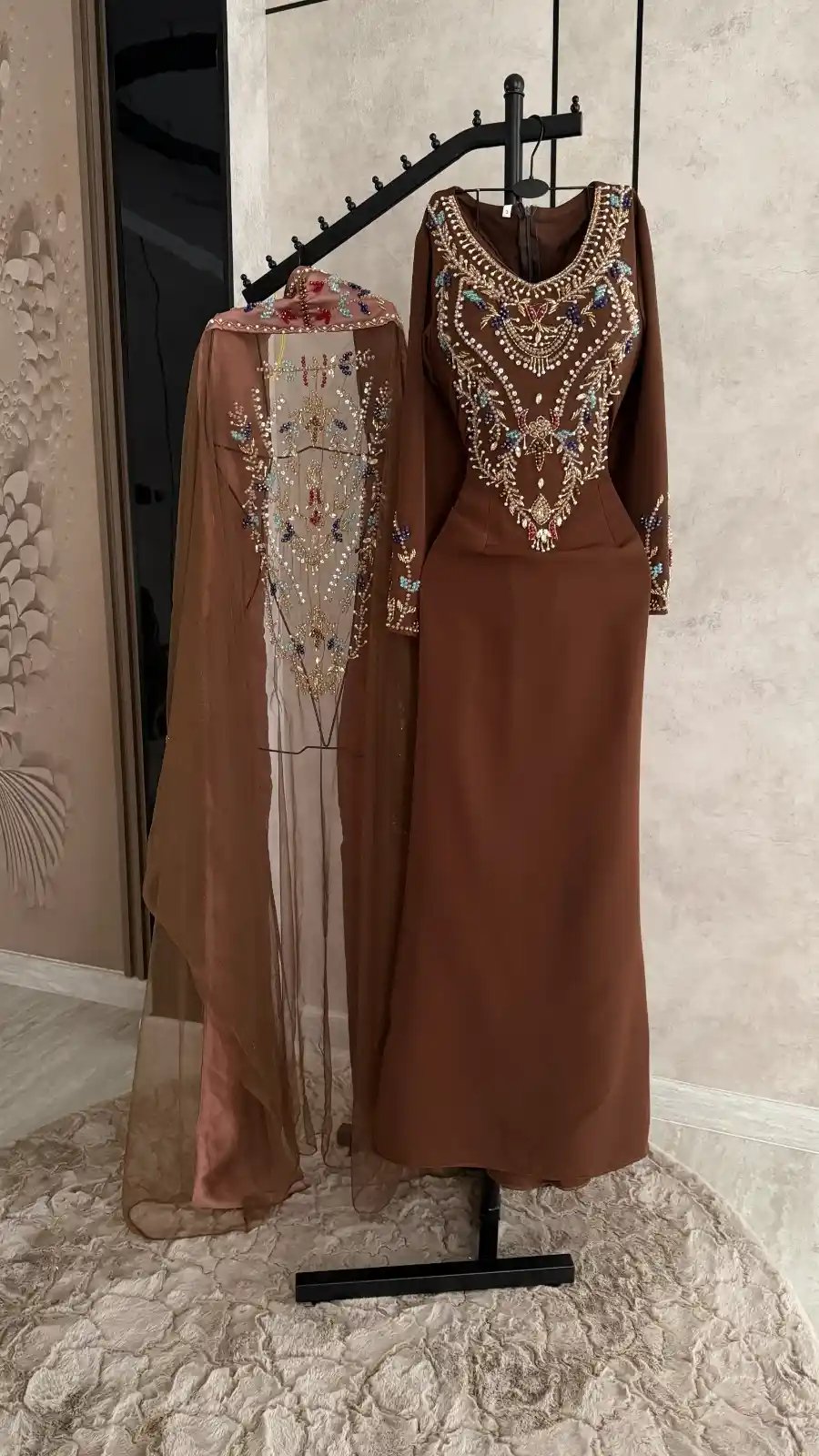 جلابية سهرة باربي وردي وبني مطرزة يدوياً – إطلالة ملكية ساحرة