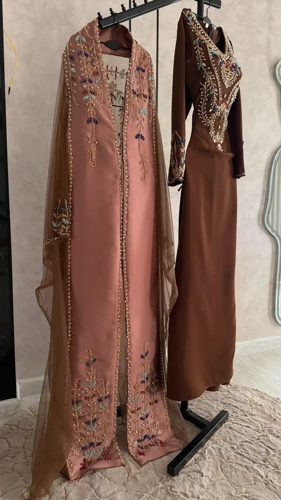 جلابية سهرة باربي وردي وبني مطرزة يدوياً - إطلالة ملكية ساحرة - Image 3