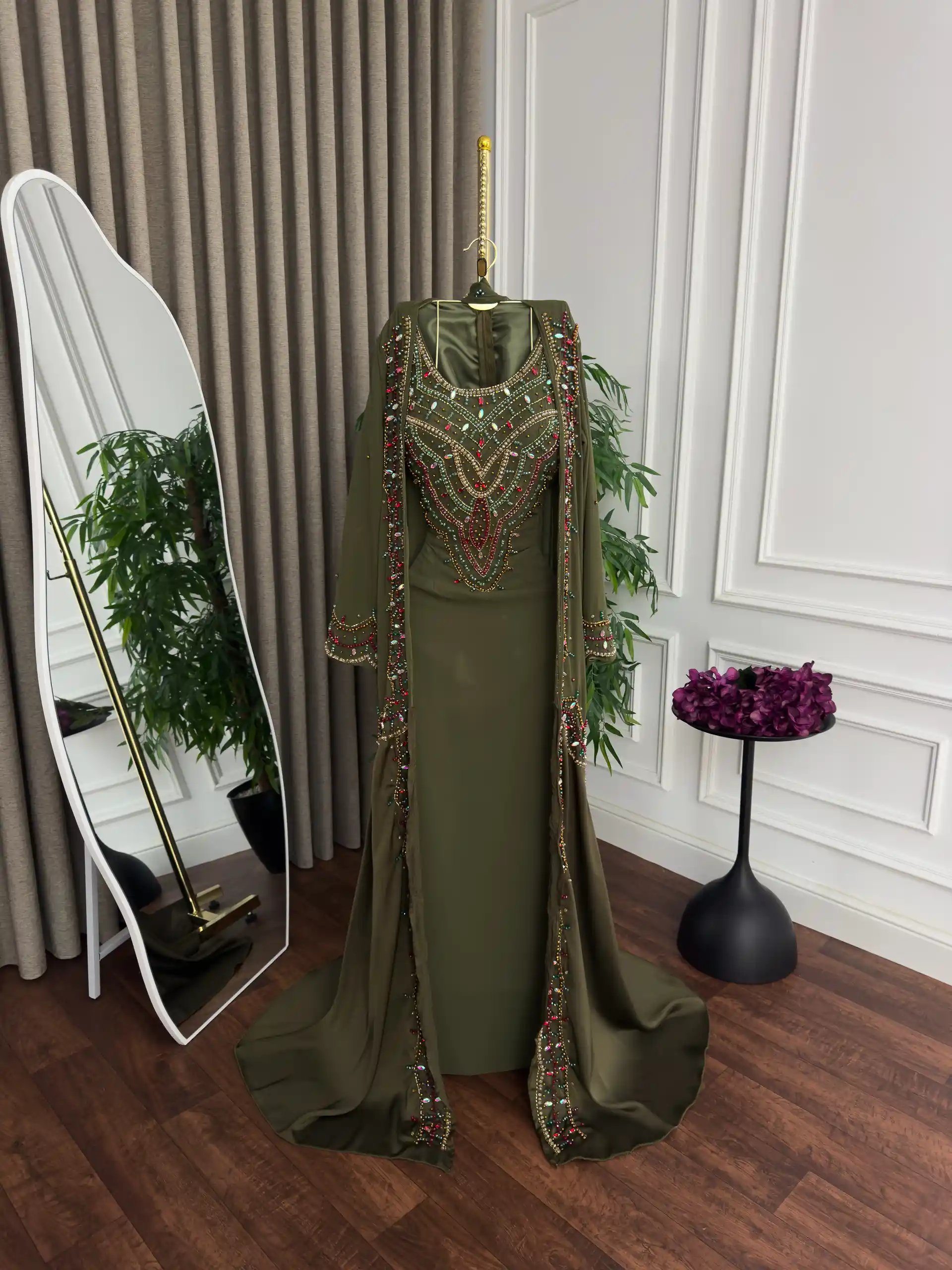 جلابية سهرة زيتية مطرزة يدوياً - إطلالة ملكية تعكس الفخامة - Image 2