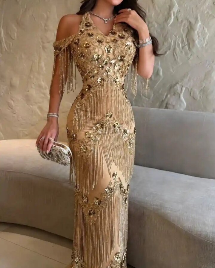 فستان سهرة شك ذهبي مع سلاسل شراريب انسيابية - إطلالة ملكية ساحرة
