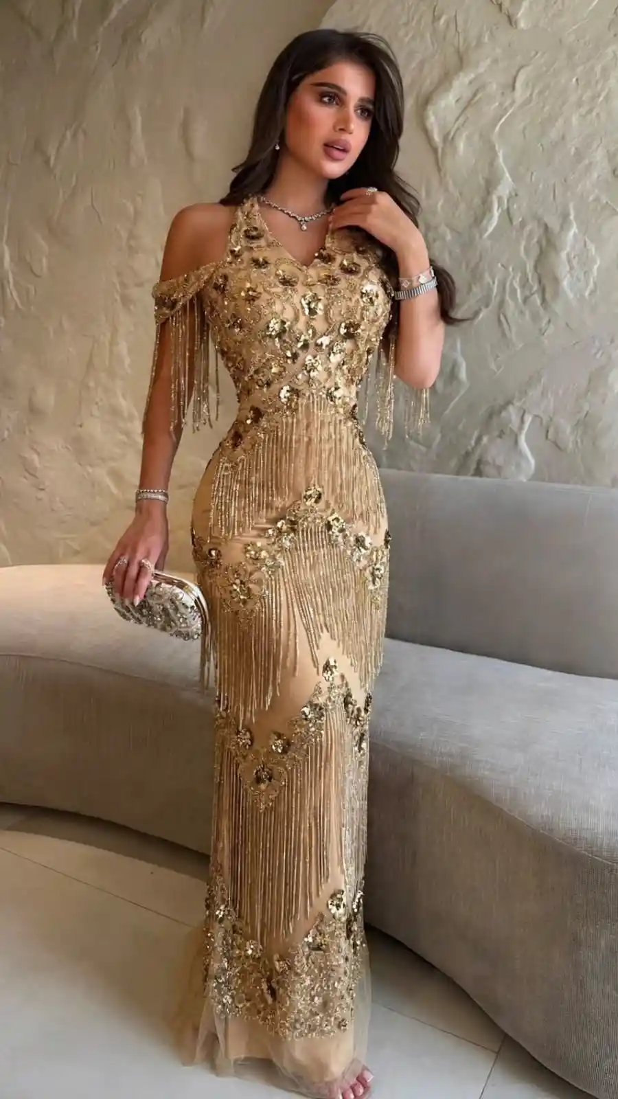 فستان سهرة شك ذهبي مع سلاسل شراريب انسيابية - إطلالة ملكية ساحرة