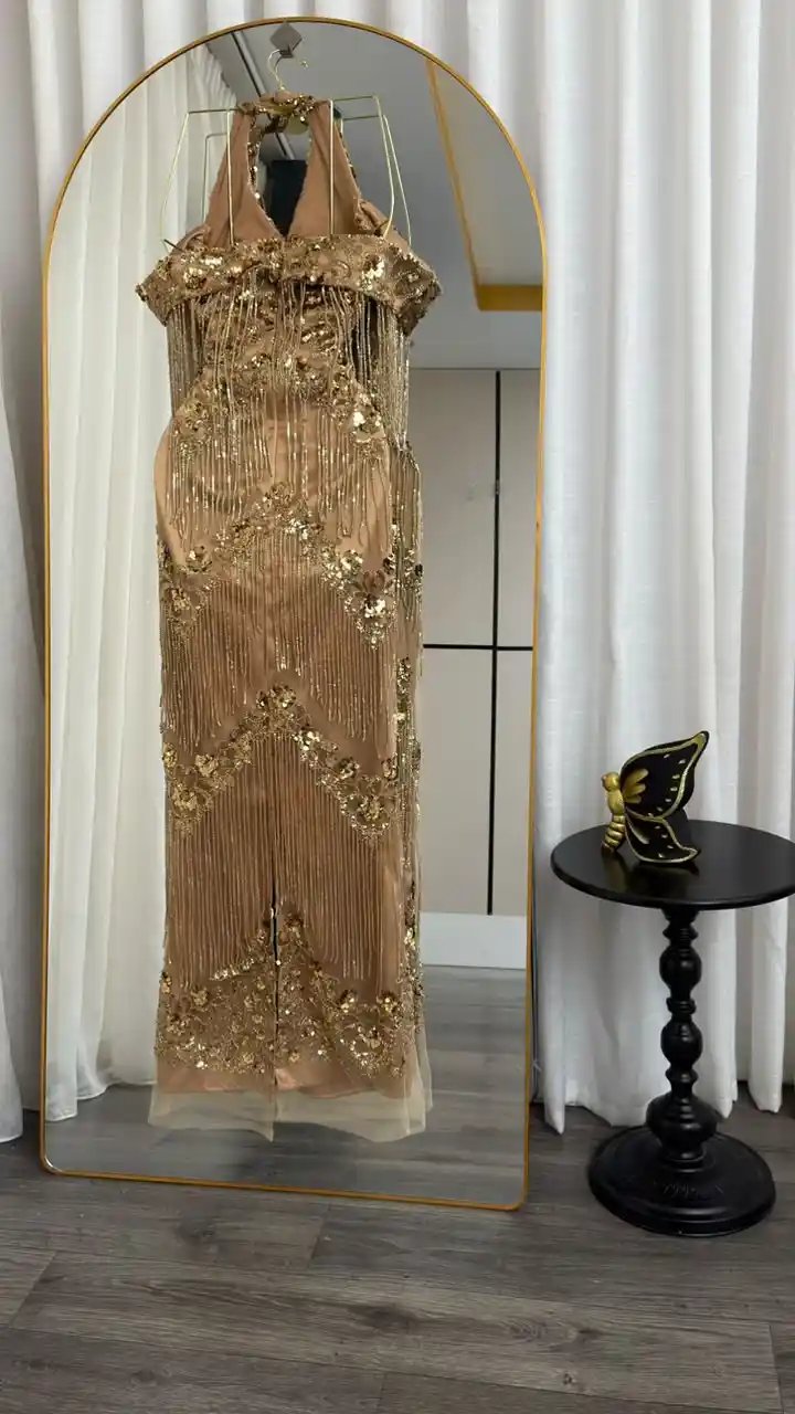 فستان سهرة شك ذهبي مع سلاسل شراريب انسيابية - إطلالة ملكية ساحرة - Image 7
