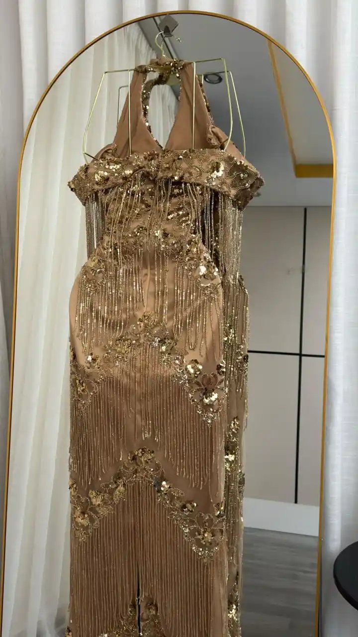 فستان سهرة شك ذهبي مع سلاسل شراريب انسيابية - إطلالة ملكية ساحرة - Image 5