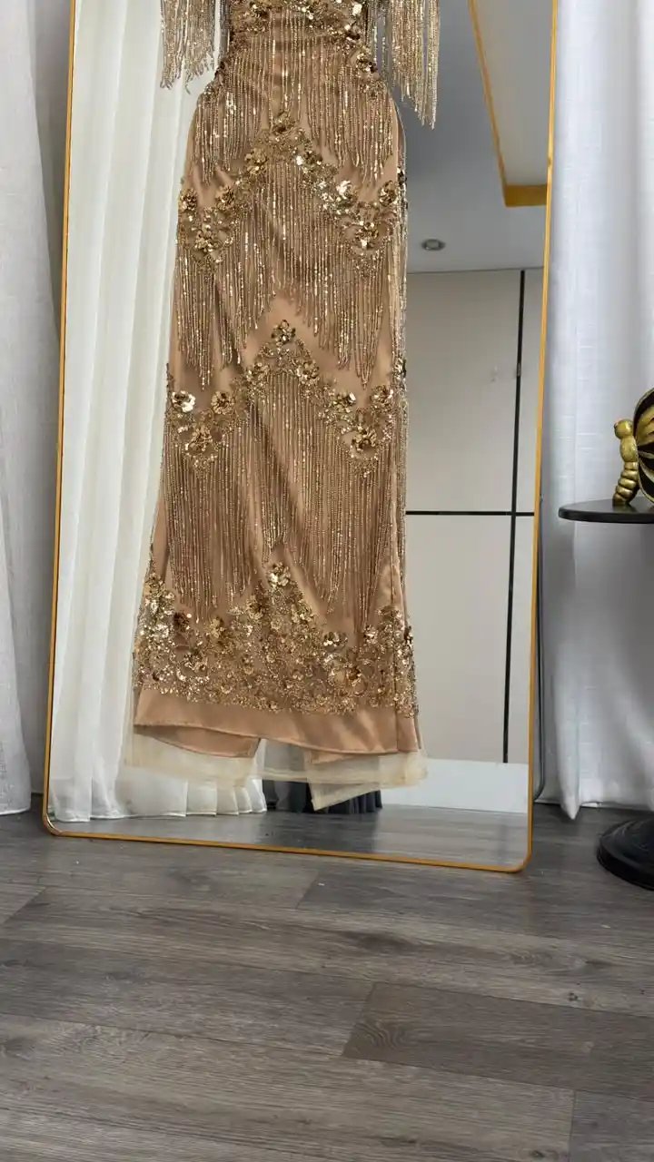 فستان سهرة شك ذهبي مع سلاسل شراريب انسيابية - إطلالة ملكية ساحرة - Image 4
