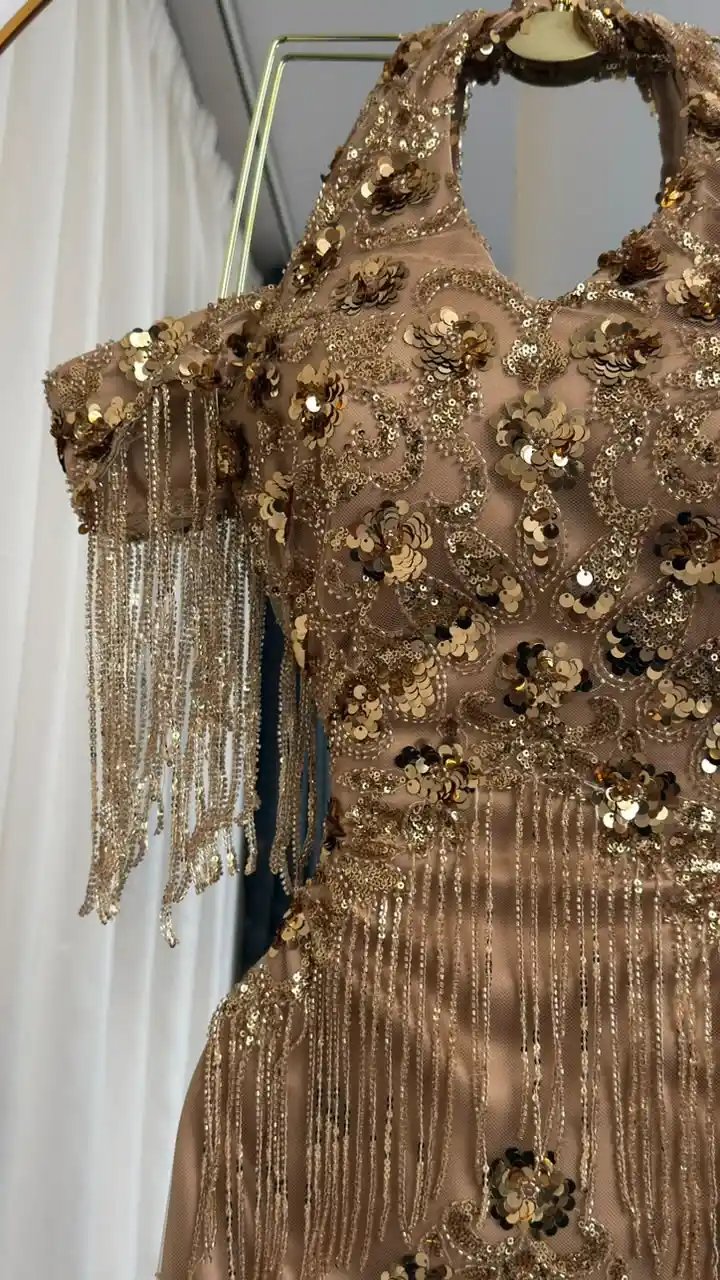 فستان سهرة شك ذهبي مع سلاسل شراريب انسيابية - إطلالة ملكية ساحرة - Image 6
