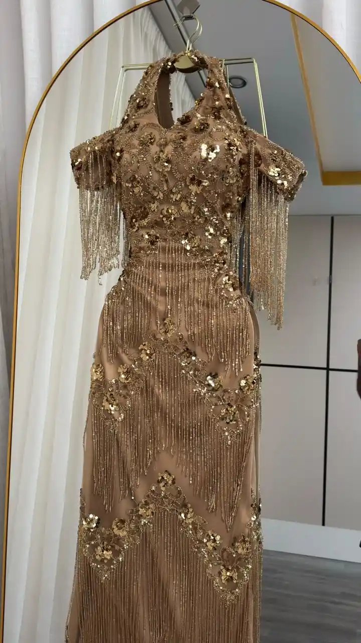 فستان سهرة شك ذهبي مع سلاسل شراريب انسيابية - إطلالة ملكية ساحرة - Image 3