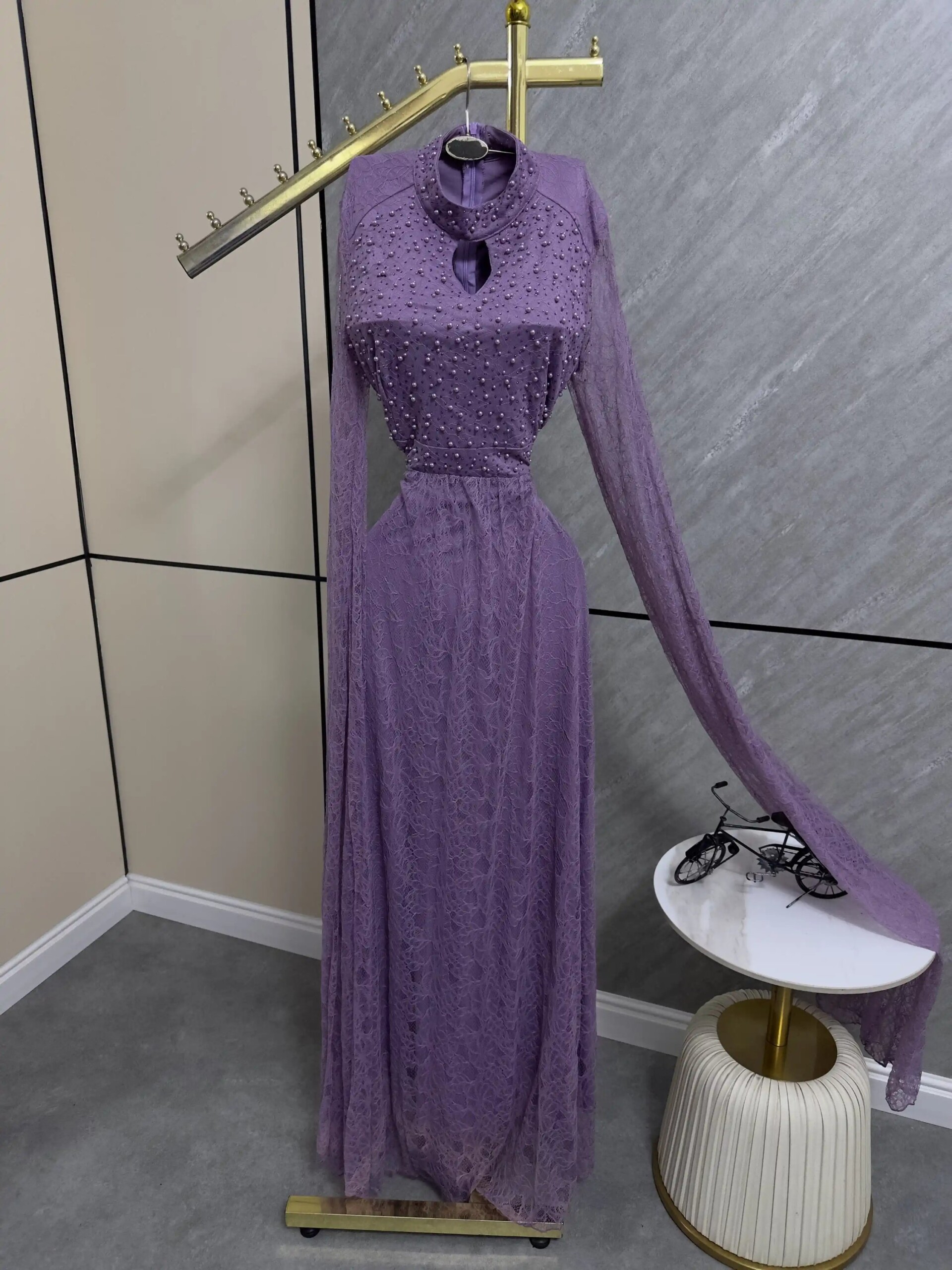 فستان دانتيل مطرز بالفصوص - إطلالة فاخرة تفيض بالأناقة والبريق - Image 4