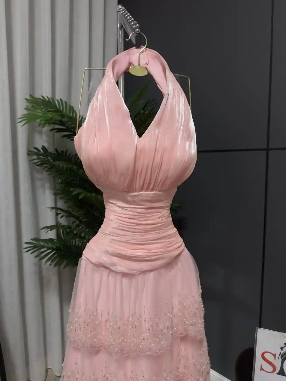 فستان سهرة وردي من التل والخرز المنساب - Image 3