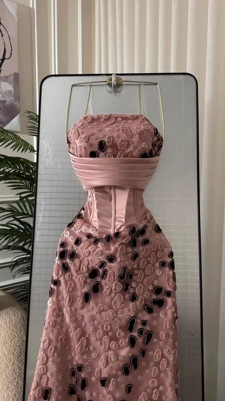 فستان سهرة كلوش بخامة الشك المنقطة والمبطنة بالتفته - Image 3
