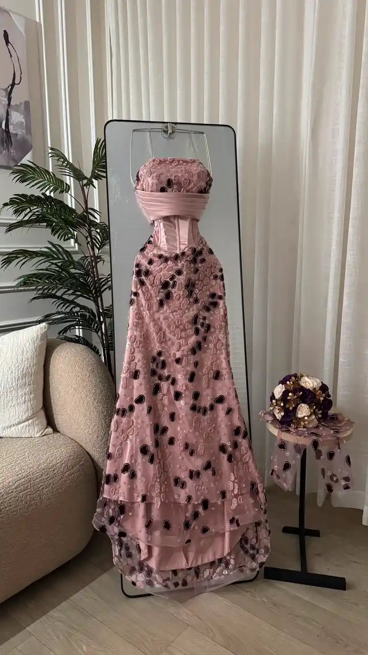 فستان سهرة كلوش بخامة الشك المنقطة والمبطنة بالتفته - Image 6