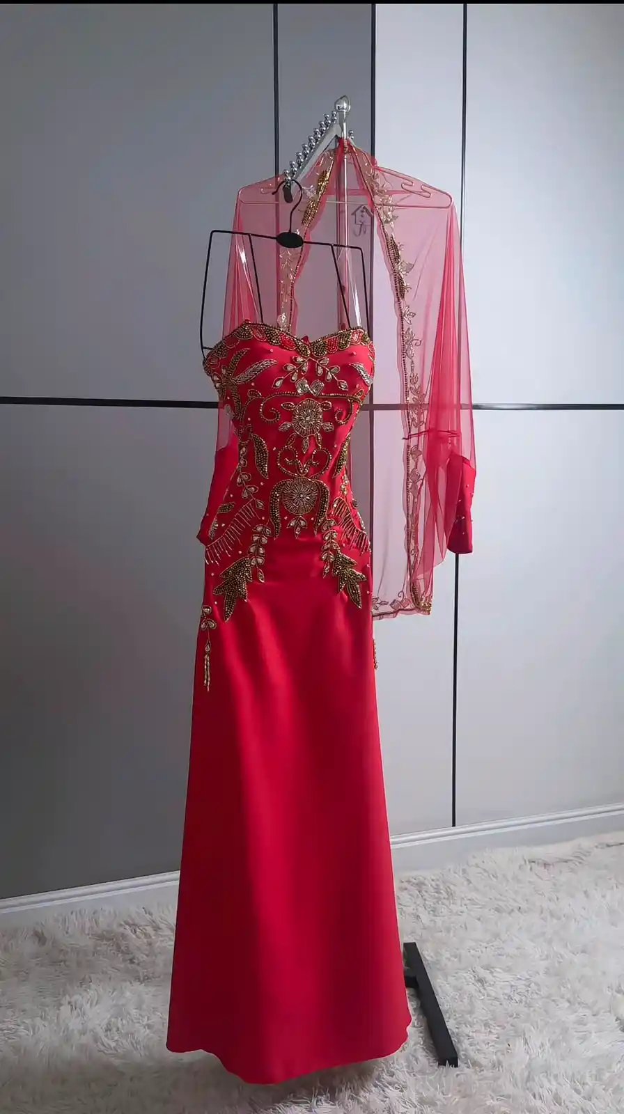فستان سهرة أحمر فاخر بتطريز يدوي راقي - Image 5