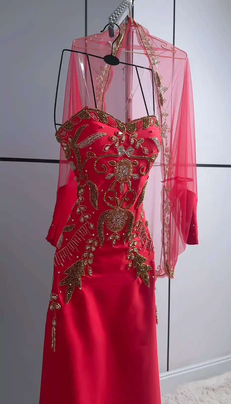 فستان سهرة أحمر فاخر بتطريز يدوي راقي - Image 3