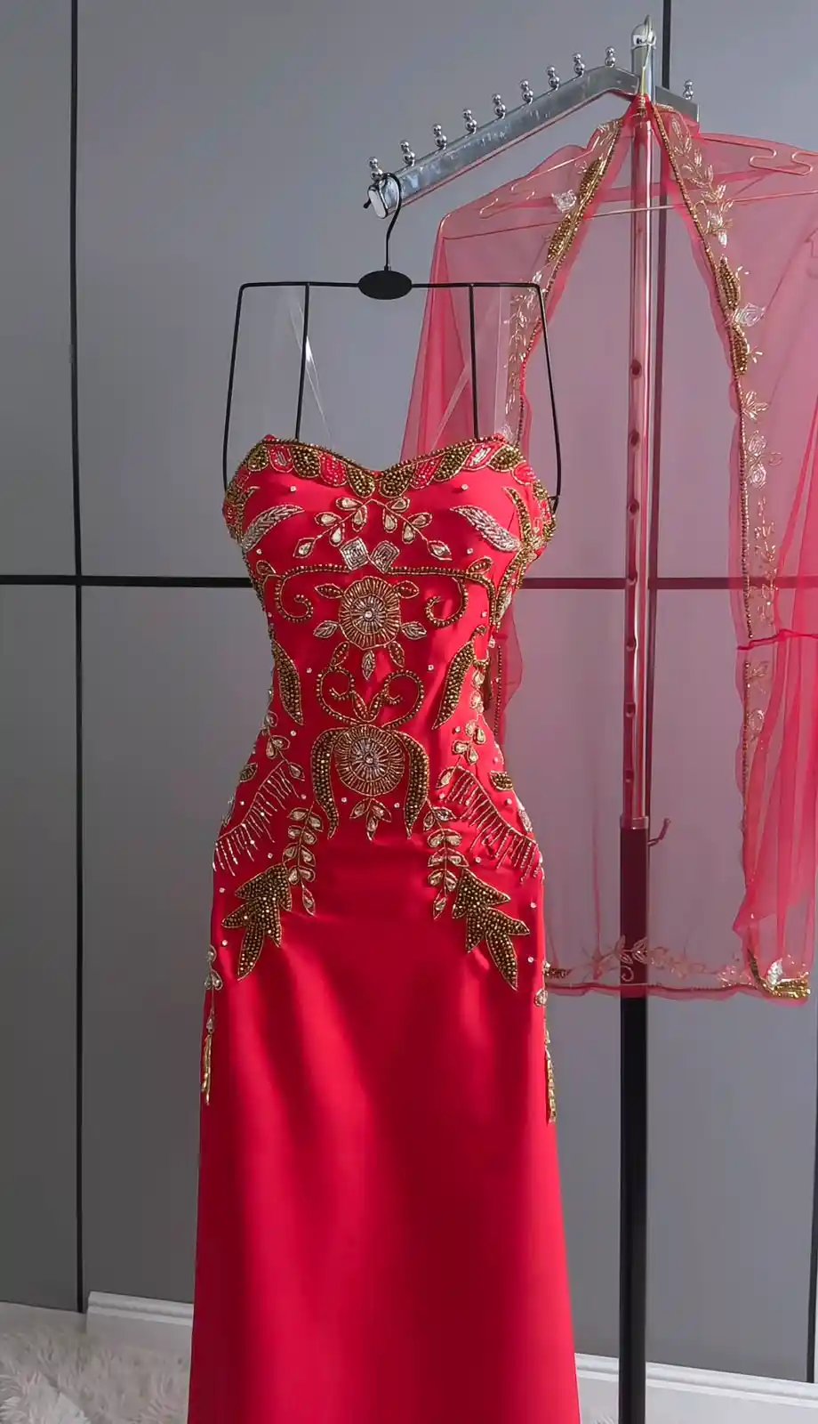 فستان سهرة أحمر فاخر بتطريز يدوي راقي - Image 4