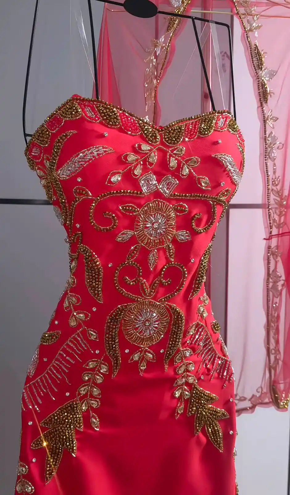 فستان سهرة أحمر فاخر بتطريز يدوي راقي - Image 10