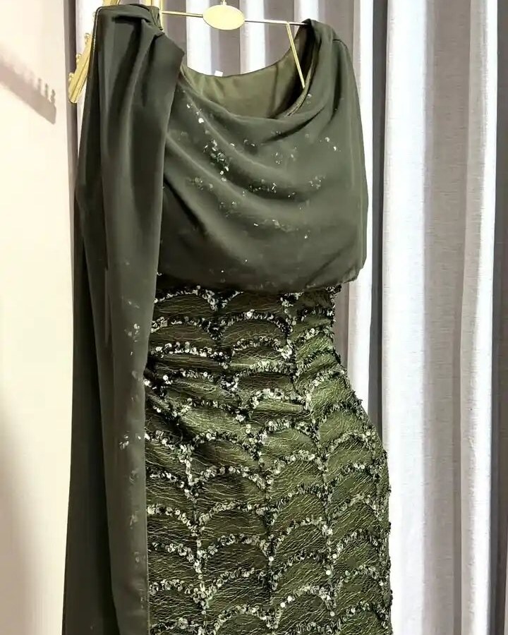 فستان سهرة زيتي شيفون مطرز بالترتر اللامع – إطلالة ملوكية ساحرة (H1)