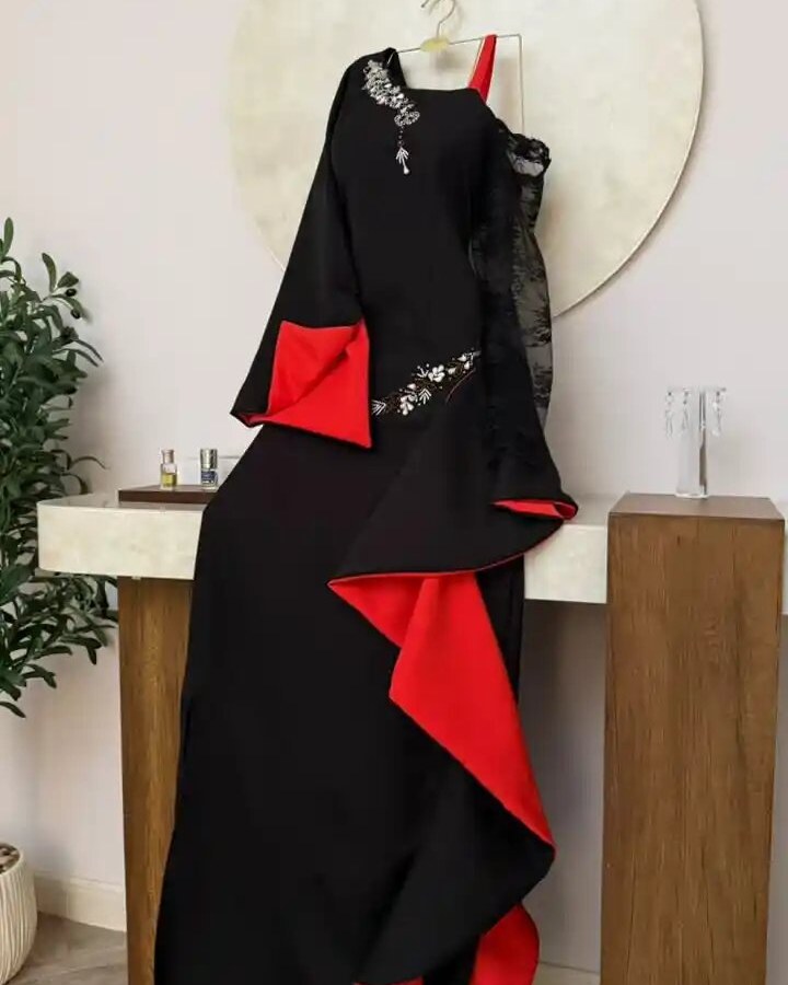 فستان سهرة أسود فاخر من قماش باربي مع أكمام دانتيل وتطريز يدوي