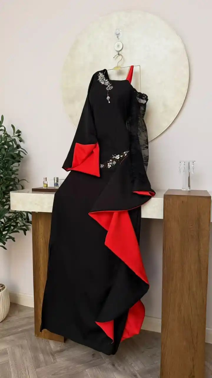فستان سهرة أسود فاخر من قماش باربي مع أكمام دانتيل وتطريز يدوي - Image 2