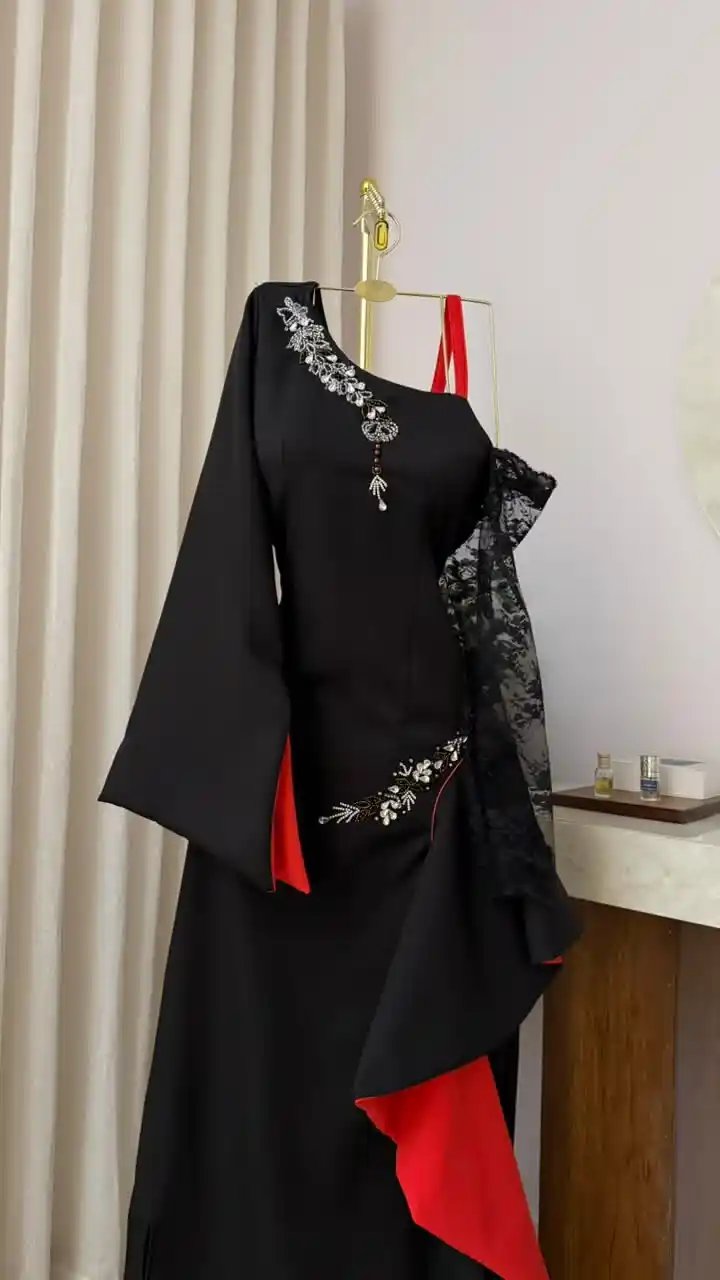 فستان سهرة أسود فاخر من قماش باربي مع أكمام دانتيل وتطريز يدوي - Image 6