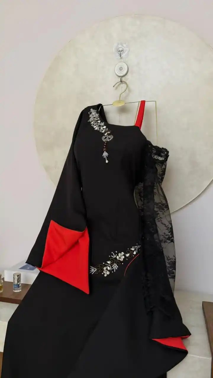 فستان سهرة أسود فاخر من قماش باربي مع أكمام دانتيل وتطريز يدوي - Image 3