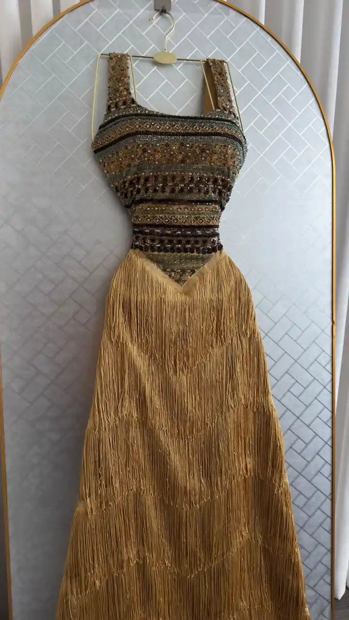 فستان سهرة راقي بتطريز خرز فاخر وطبقات الهدب الذهبي الأصلي - Image 4