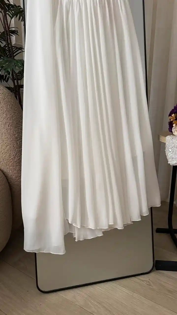 فستان أبيض جورجيت دبل كلوش مع كردانة تطريز كثيف وأكمام منفصلة - Image 3