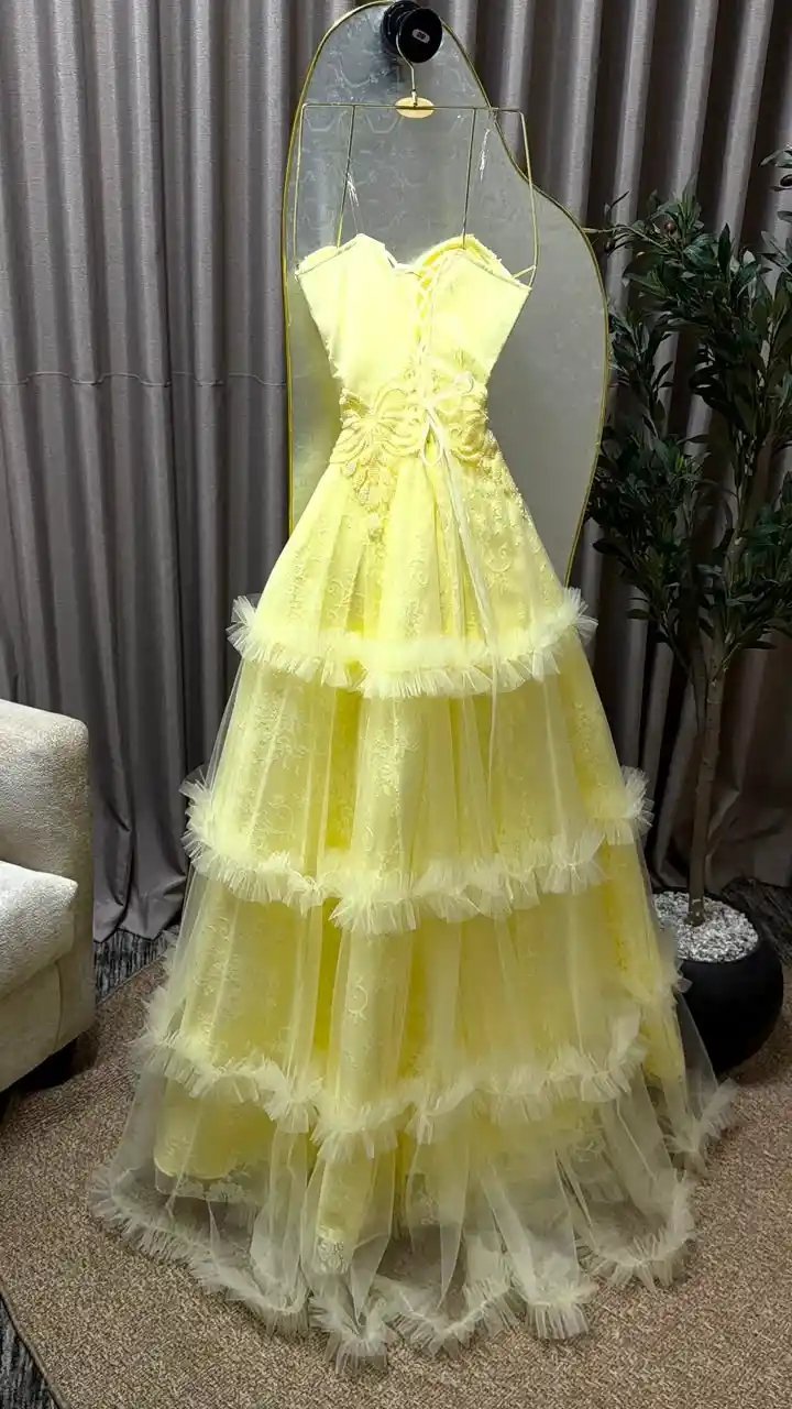 فستان سهرة أصفر تل ودانتيل بتصميم طبقات وكلفة راقية – إطلالة مفعمة بالحيوية - Image 5