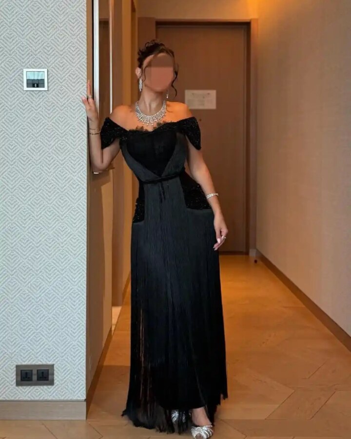 فستان سهرة أسود دانتيل باربي بتطريز يدوي وهدب راقي