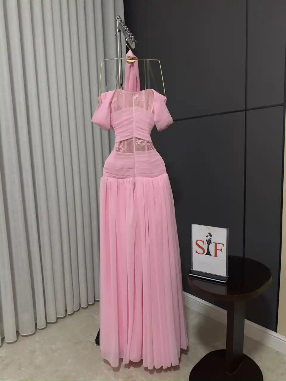 فستان سهرة جورجيت ودانتيل فخم باللون الوردي الزاهي - Image 6