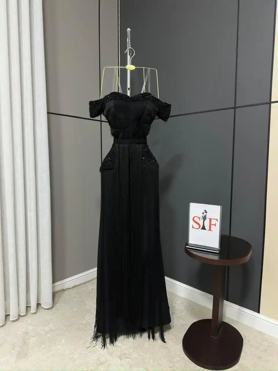فستان سهرة أسود دانتيل باربي بتطريز يدوي وهدب راقي - Image 3