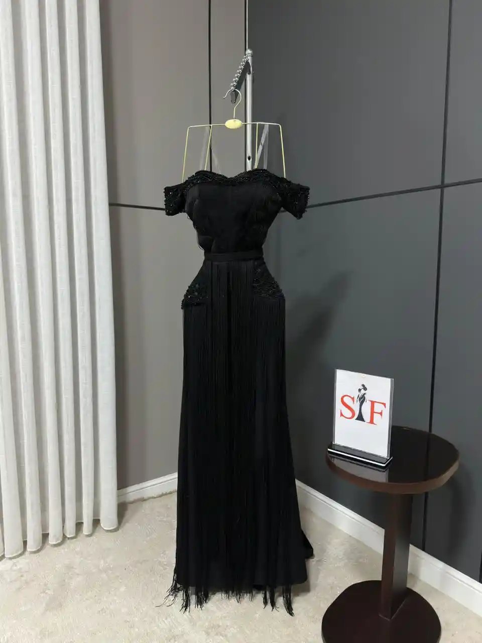 فستان سهرة أسود دانتيل باربي بتطريز يدوي وهدب راقي - Image 5