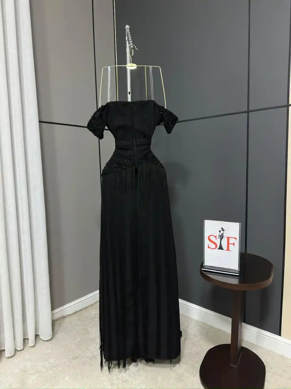 فستان سهرة أسود دانتيل باربي بتطريز يدوي وهدب راقي - Image 6