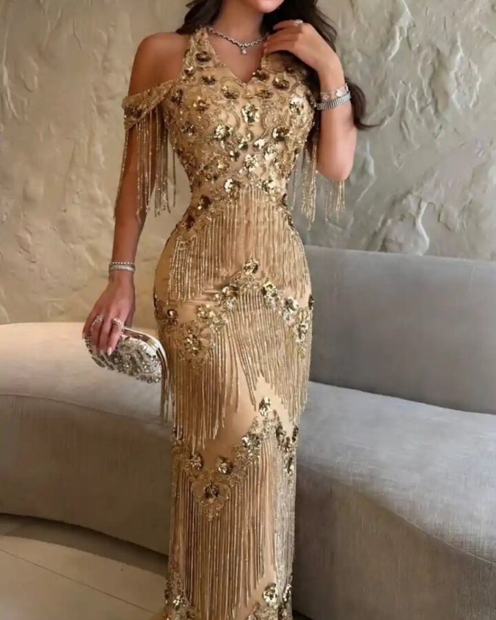 فستان سهرة شك ذهبي مع سلاسل شراريب انسيابية - إطلالة ملكية ساحرة