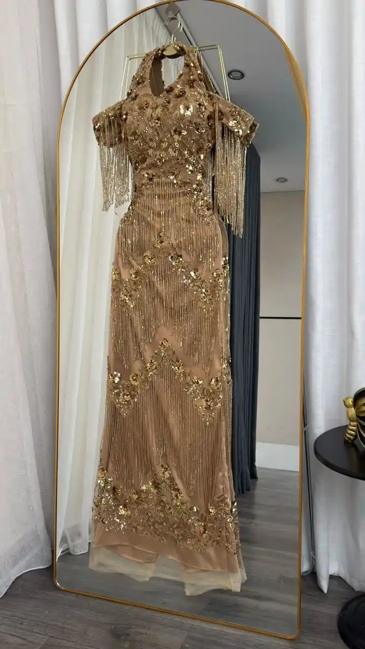 فستان سهرة شك ذهبي مع سلاسل شراريب انسيابية - إطلالة ملكية ساحرة - Image 2