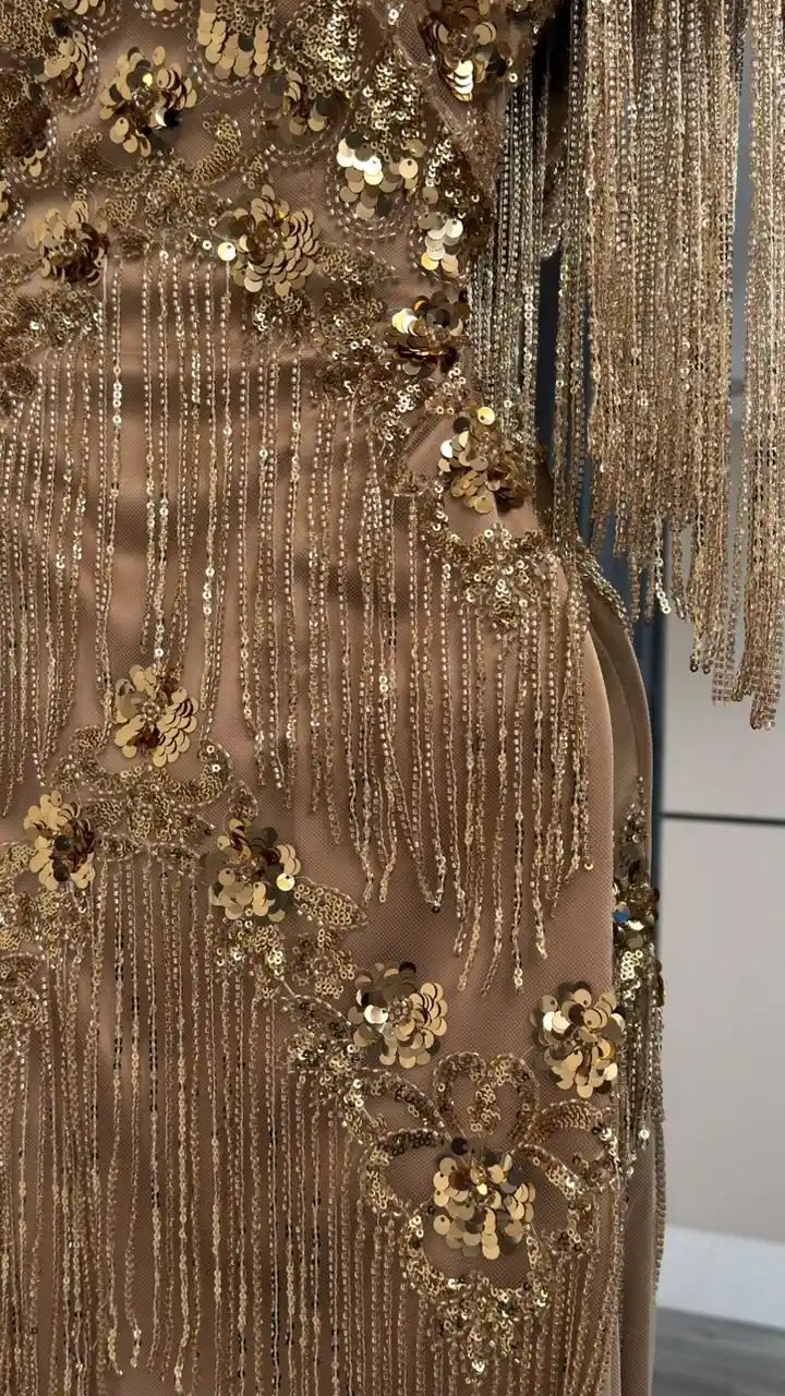 فستان سهرة شك ذهبي مع سلاسل شراريب انسيابية - إطلالة ملكية ساحرة - Image 10