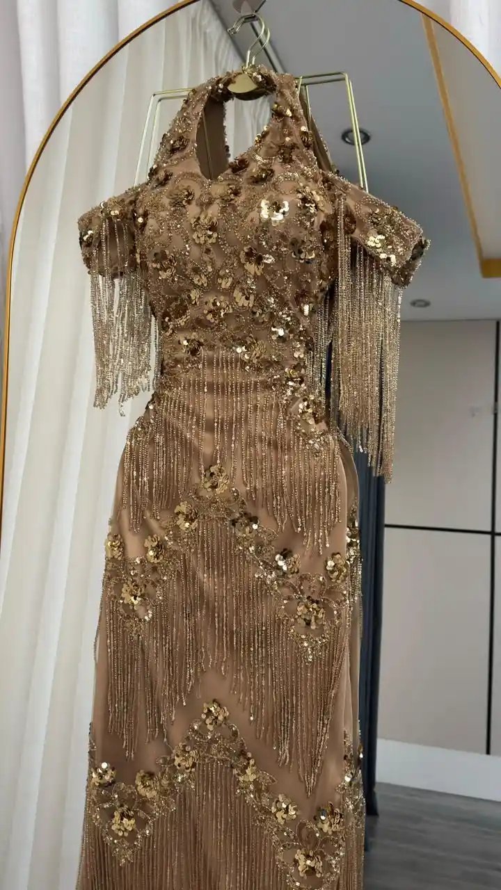 فستان سهرة شك ذهبي مع سلاسل شراريب انسيابية - إطلالة ملكية ساحرة - Image 8